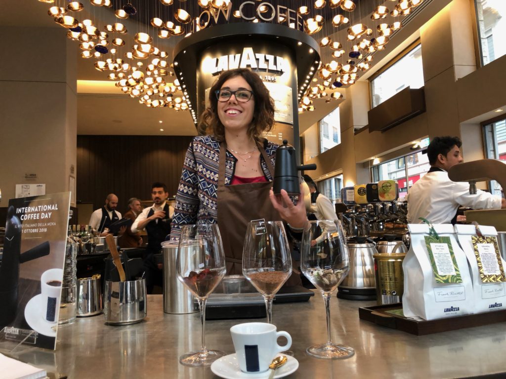 Giulia Sirio del Training Center Lavazza di Torino ha presentato la nuova moka Carmencita in una serie di riuscite dimostrazioni nel Flagship store Lavazza di Piazza san Fedele. Sotto l'occhio vigile di Marcello Arcangeli, responsabile del Training center