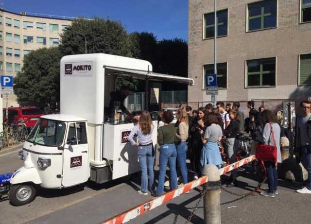 MiklanoCaffè-MilanCoffe con l'Ape della Torrefazione Mokito davanti all'Università Bocconi: un amore a prima vista