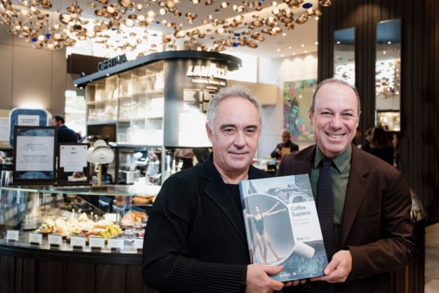 La presentazione del librone Coffee Sapiens: da sinistra Ferran Adrià e Giuseppe Lavazza nel Flagship store Lavazza di Milano