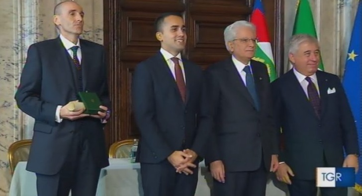 Alberto Vacchi, primo a sinistra con l'onorificenza, accanto al ministro del Lavoro Luigi di Maio e il Presidente della Repubblica Sergio Mattarella