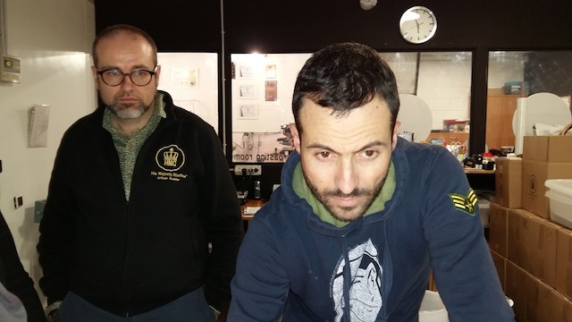 Andrea Antonelli in primo piano impegnato sulla tostatrice a fianco dell'istruttore Paolo Scimone