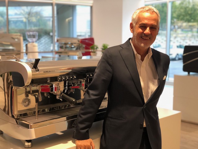 Fabio Ceccarani, 60 anni, è l'amministratore delegato del Simonelli Group. Qui è nello show room-museo della Nuova Simonelli accanto alla nuova Wave e al macinino on demand di ultima generazione Mythos 2