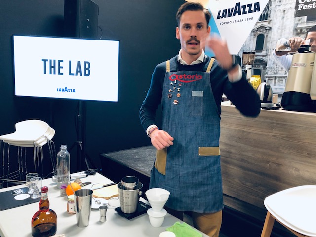 Fabio Dotti prepara la sua ricetta di caffè che voleva essere una birra al The Lab Lavazza del The Milan coffee festival