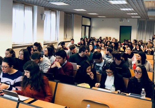 L'aula 111 dell'Università Cattolica zeppa di studenti del corso di Marketing internazionale per ascoltare Maurizio Giuli