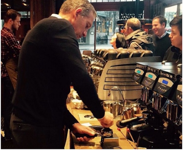 Howard Schultz, oggi fondatore e presidente onorario di Starbucks, non si è mai sottratto neppure alle esercitazioni: qui è nella Roastery di Seattle (Usa) alle prese con una Victoria Arduino VA 388 e ben tre Mythos 1