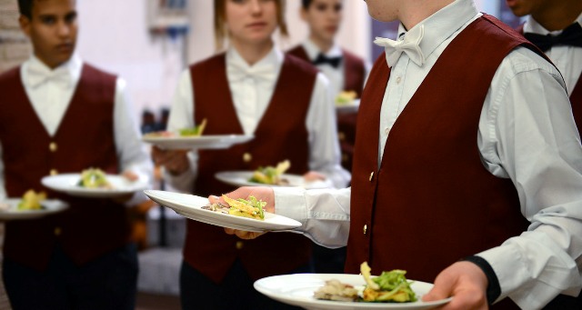 formazione Gli studenti di un istituto alberghiero impegnati in uno stage