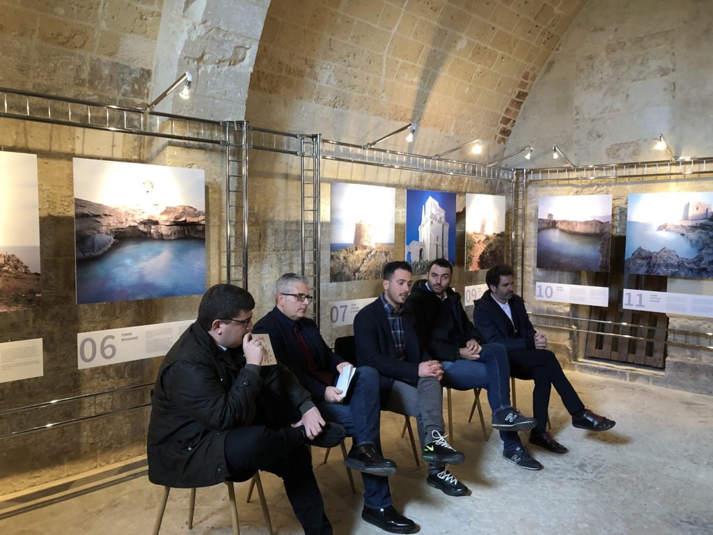 Sindaco e vicesindaco di Lecce per la presentazione del calendario Quarta Caffè. Al centro Gaetano Quarta, direttore artistico dell'opera