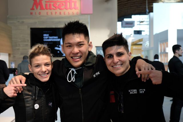 Da sinistra la campionessa italiana di Latte art 2019 Manuela Fensore con il campione del mondo in carica Quek Siew Lhek e Carmen Clemente 4ª classificata al campionato italiano Da sinistra la campionessa italiana di Latte art 2019 Manuela Fensore con il campione del mondo in carica Quek Siew Lhek e Carmen Clemente 4ª classificata al campionato italiano