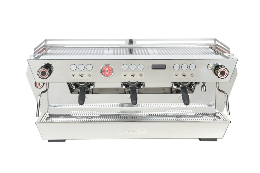 La Marzocco KB 90, vista frontale della versione a tre gruppi