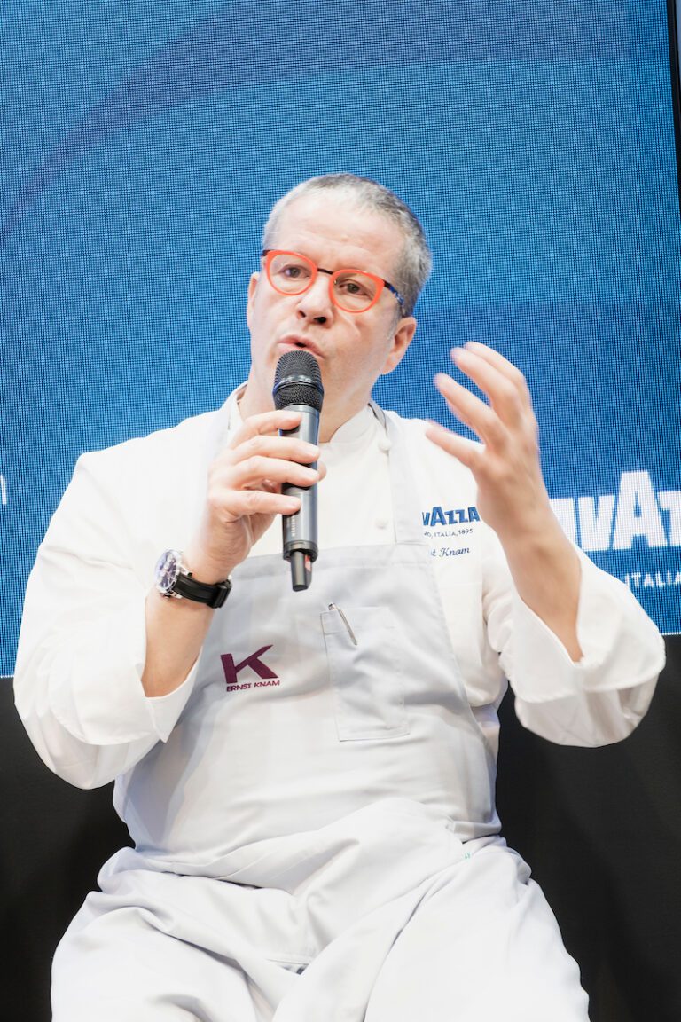 Il maestro Ernst Knam presenta le praline di cioccolato da abbinare con il vino Brachetto d’Acqui Docg