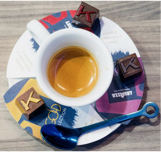 Il pairing di cioccolatini da 8 grammi proposta da Ernst Knam con Gli speciali della Classic collection di Lavazza