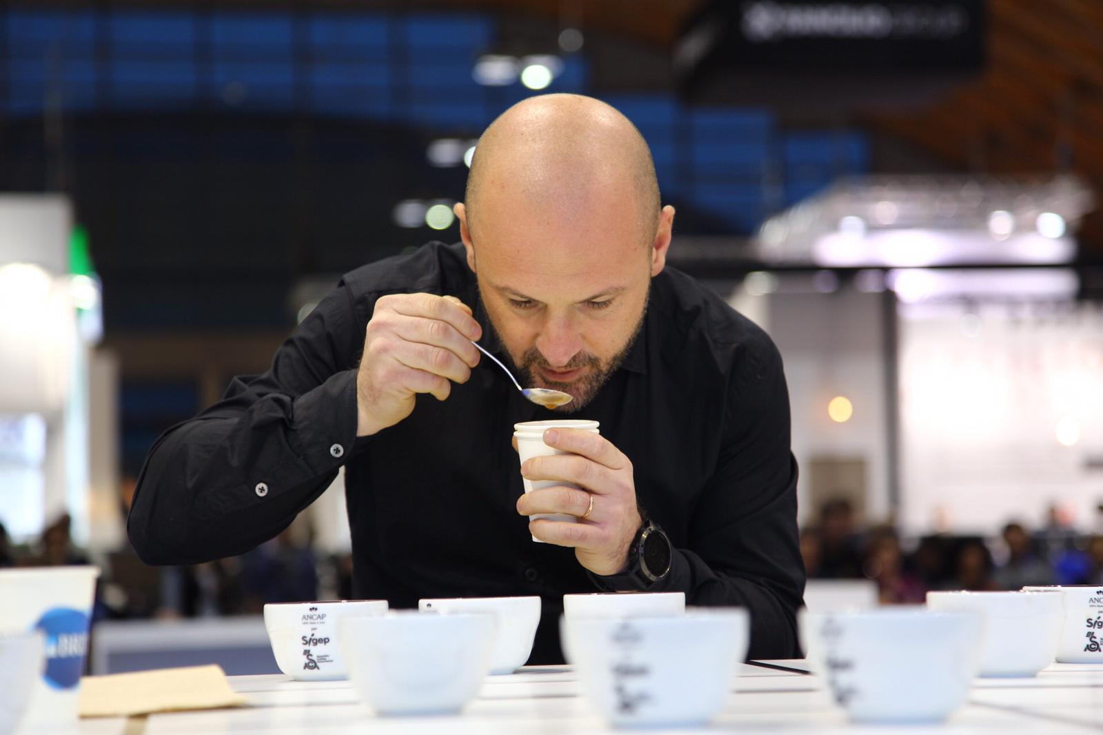 Francesco Sanapo durante il recente campionato di cup tasting, che ha dominato