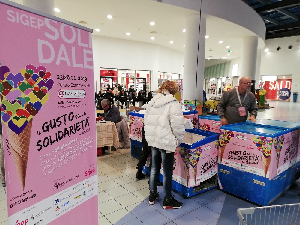 Un momento della campagna “Il gusto della solidarietà” al Centro commerciale I Malatesta di Rimini