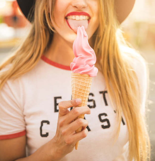 gelato dieta turchia Primo piano di una donna che lecca il gelato