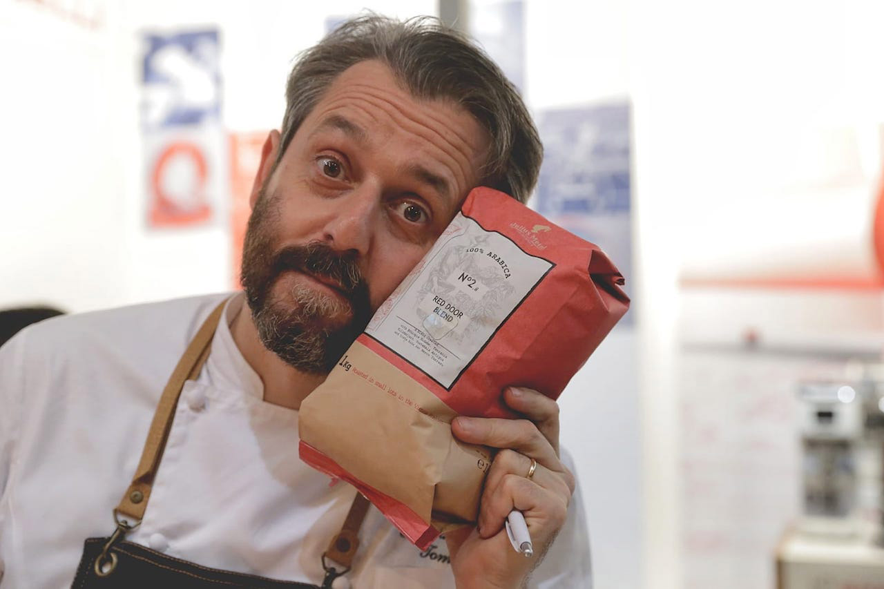 Lo chef Cristiano Tomei con il caffè che usa in cucina