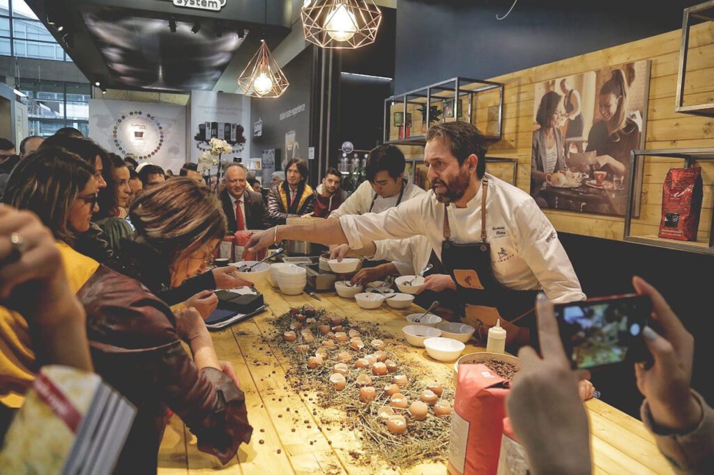 Tomei al lavoro nello stand Julius Meinl al Sigep