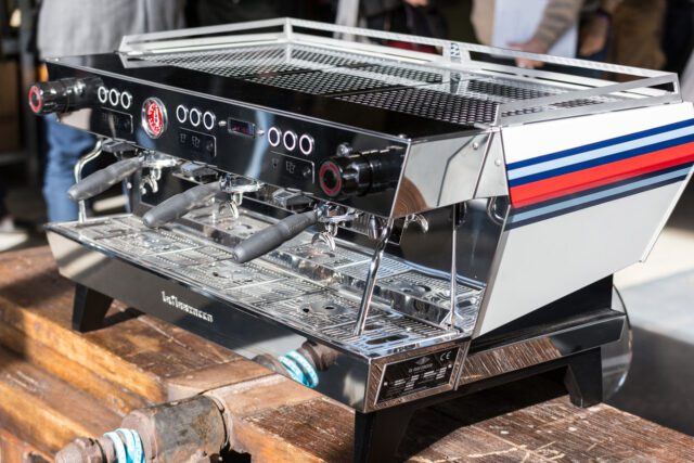 La Marzocco KB90 tre gruppi della presentazione italiana La Marzocco KB90 tre gruppi della presentazione italiana