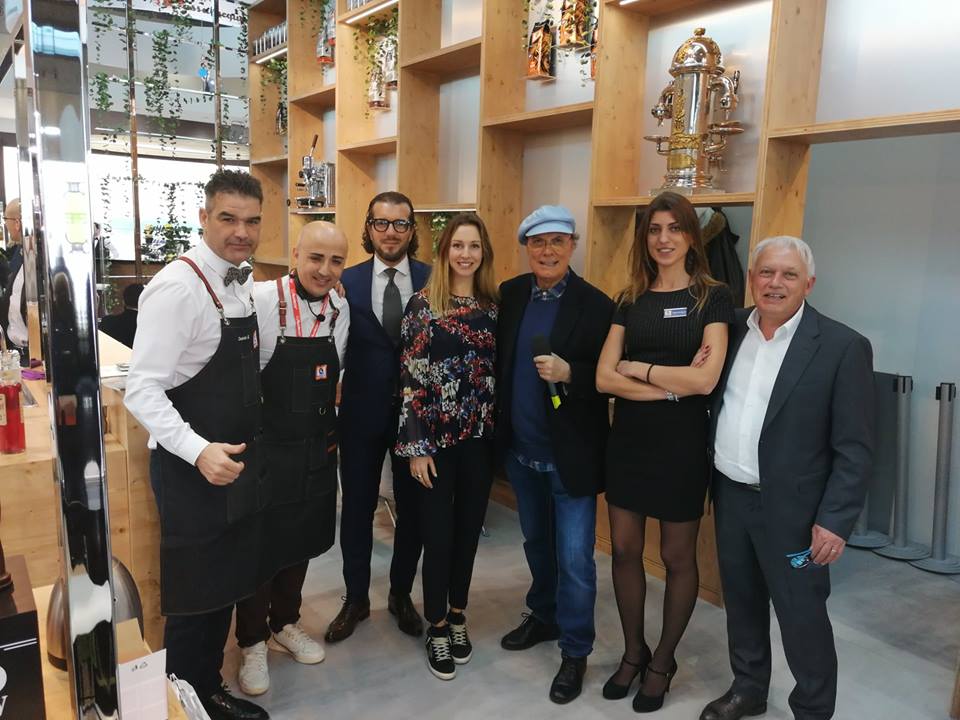 Foto di gruppo con Daniele Bitto e Gianni Cocco (primi da sin.), lo staff Dersut e Luca Sardella (terzo da ds.)