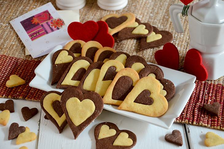 I biscotti a forma di cuore sono un classico della festa degli innamorati