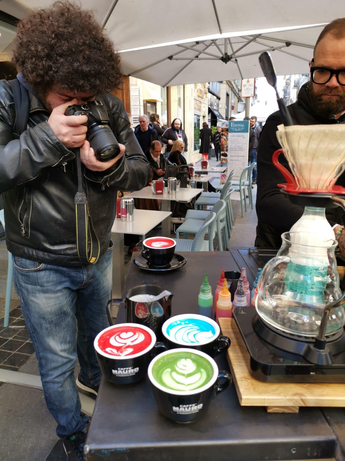 I cappuccini colorati serviti allo stand di Caffè Mauro