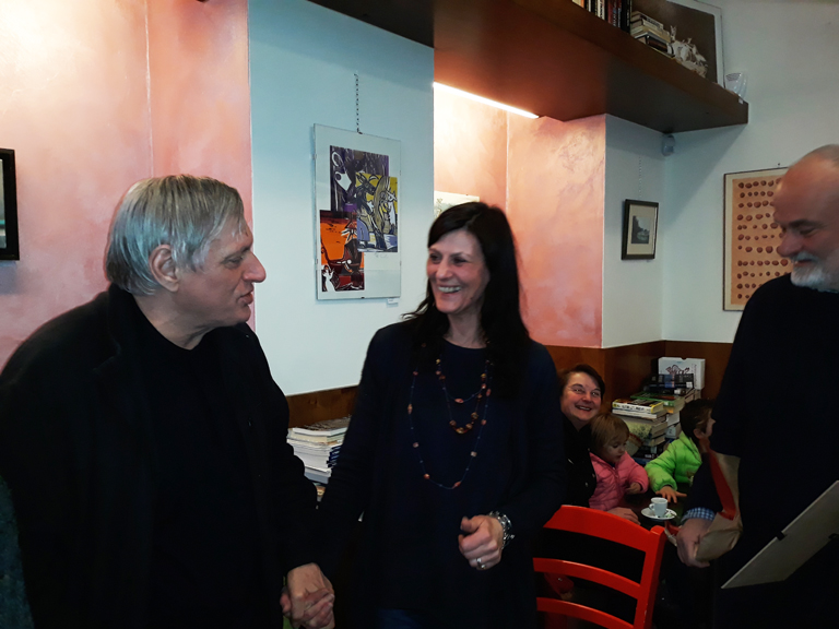 Don Ciotti durante la visita al bar 