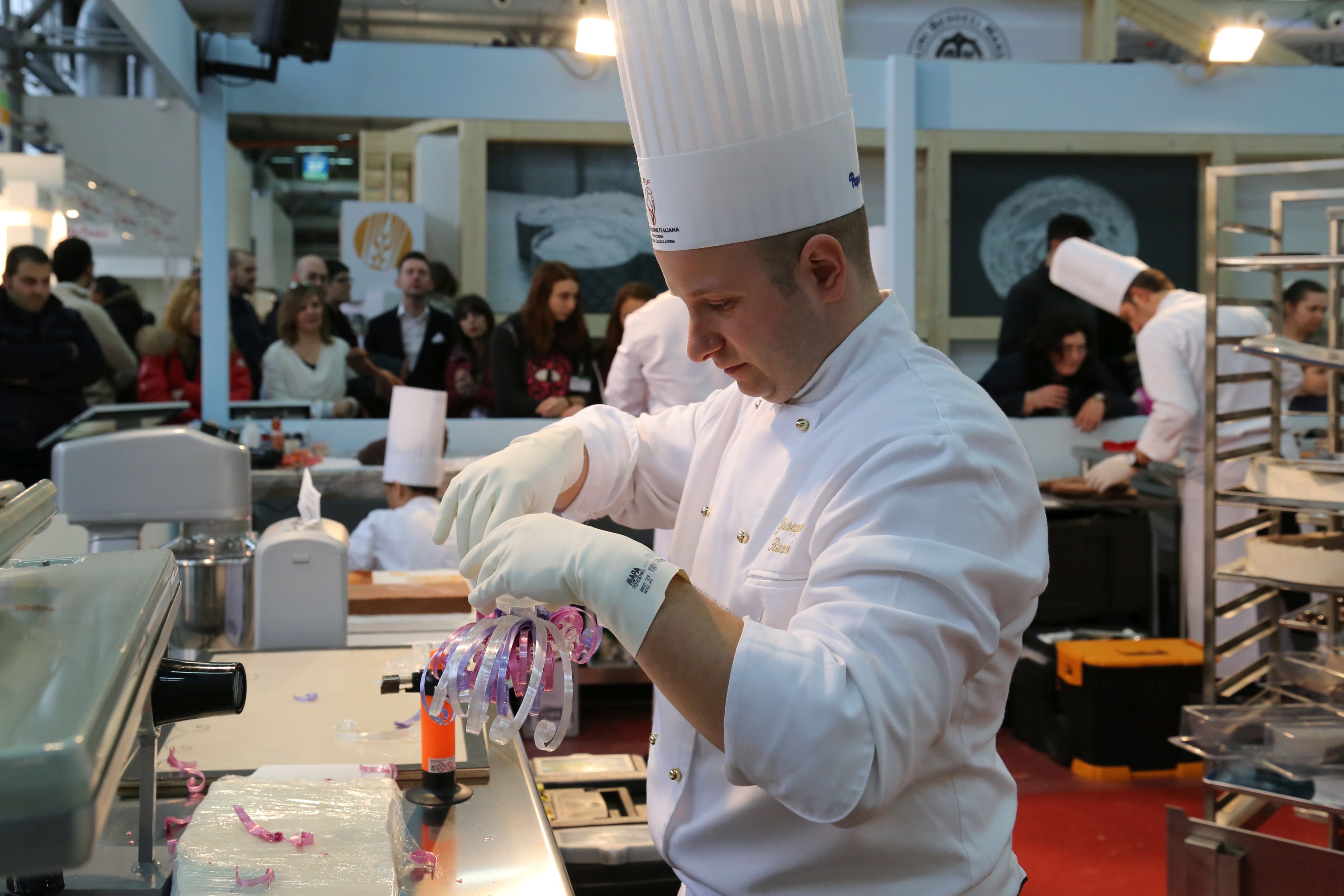 Migliori Dolci Italiani Un pasticcere impegnato in una complessa lavorazione