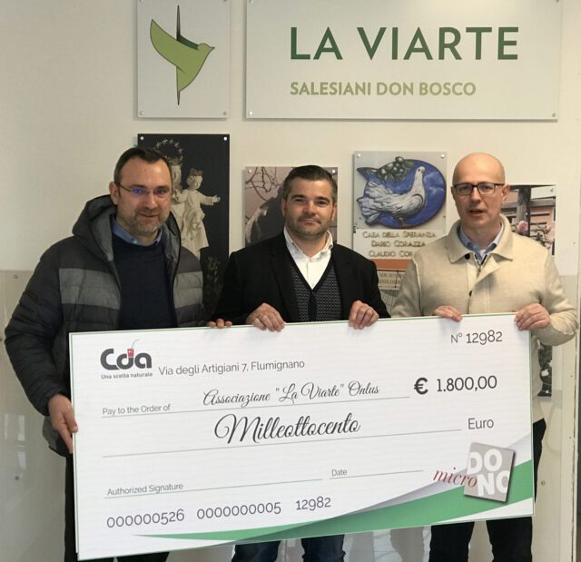 Da sinistra Lorenzo Rizzotti, Fabrizio Cattelan - CEO di CDA- e il direttore de La Viarte Don Vincenzo Salerno caffè solidale