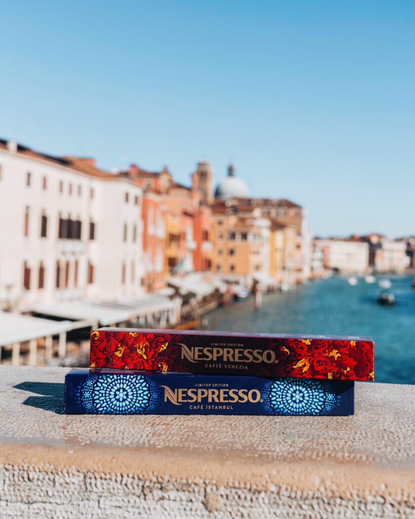 Nespresso confezioni delle capsule Venezia e Istanbul su un ponte del Canal Grande