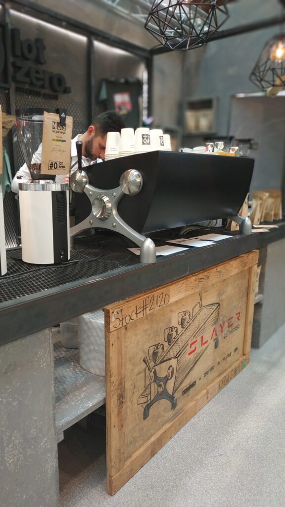 La Slayer Espresso 3 gruppi esposta al Sigep nello stand di 7gr