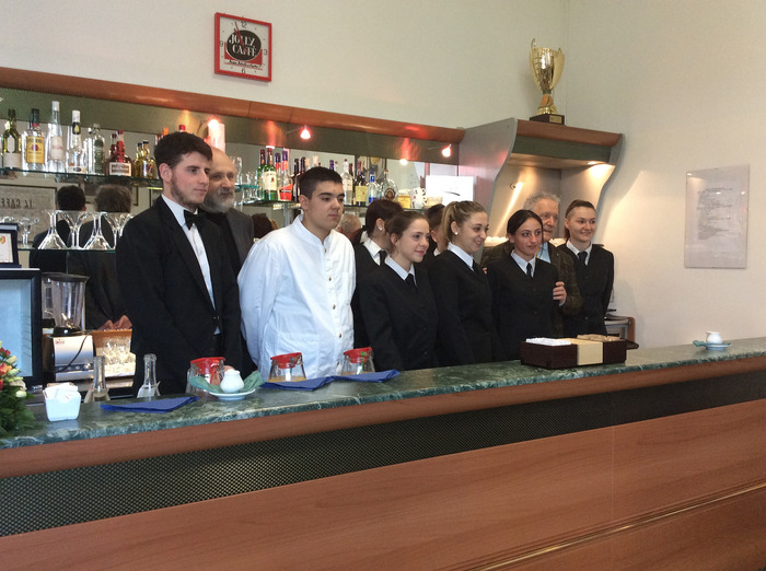 Il primo gruppo di ragazzi partecipanti all'iniziativa del Bar didattivo