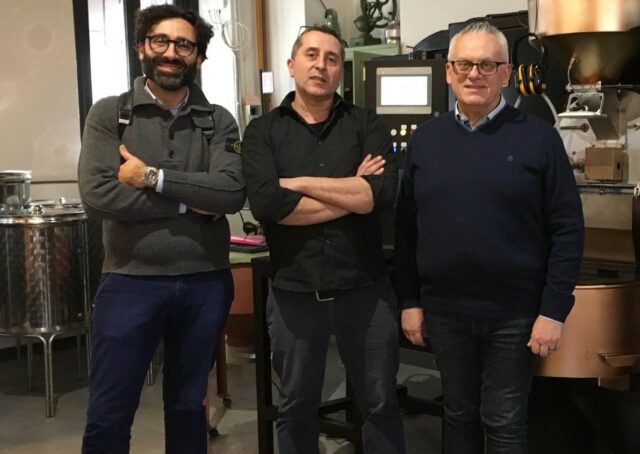 Grso Biscotti Fiume foto Bazzanini sta impianti Vincenzo Bazzanini (primo a destra) direttore commerciale Sta Impianti con Andrea Fiume (primo a sinistra) della Fiume Caffè e Antonio Biscotti della Griso Torrefazione