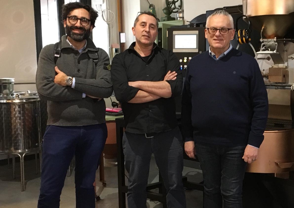 Vincenzo Bazzanini (primo a destra) direttore commerciale Sta Impianti con Andrea Fiume (primo a sinistra) della Fiume Caffè e Antonio Biscotti della Griso Torrefazione