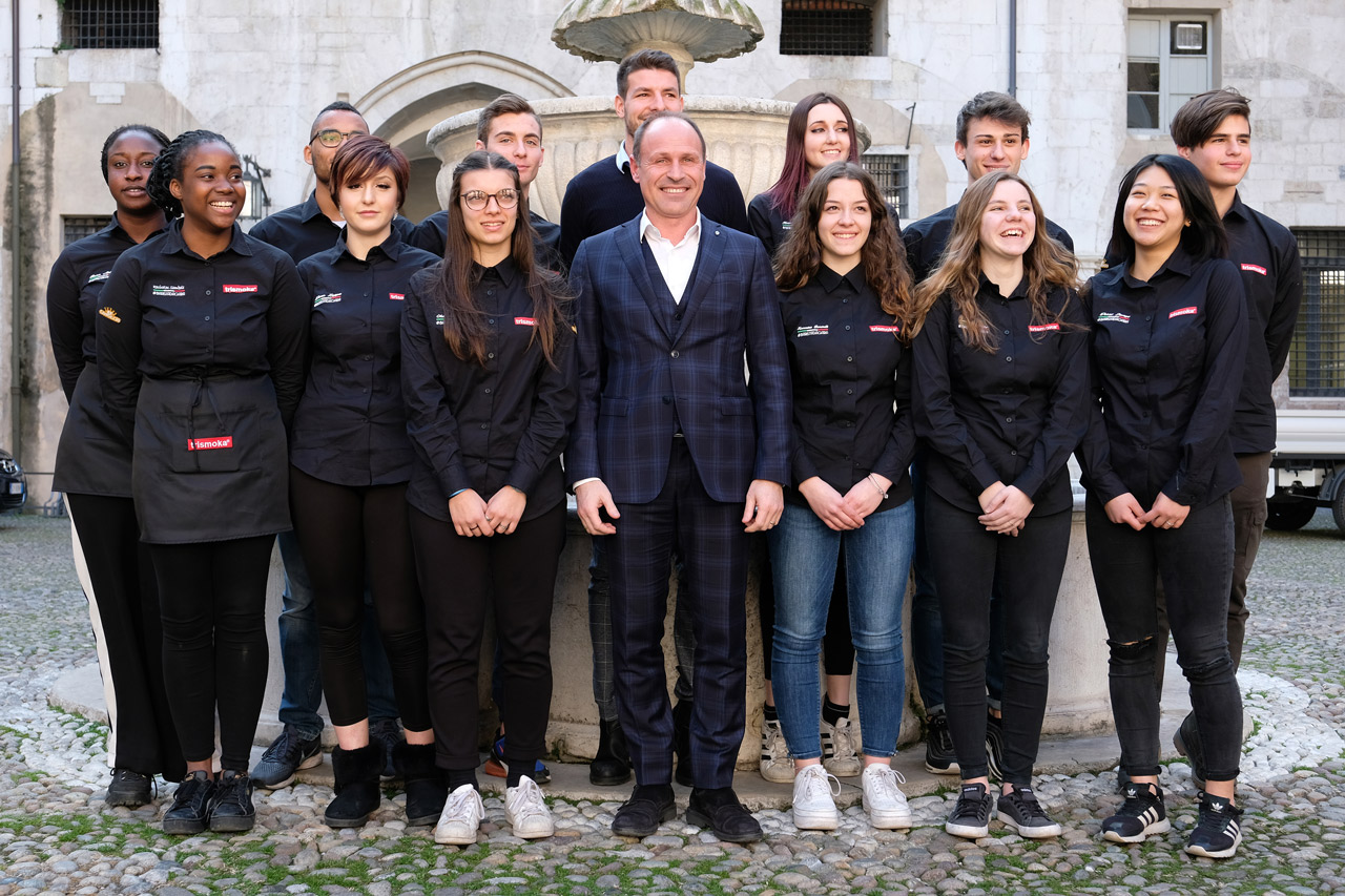 Paolo Uberti titolare della Torrefazione Trismoka con gli studenti che parteciperanno alla sfida bresciana