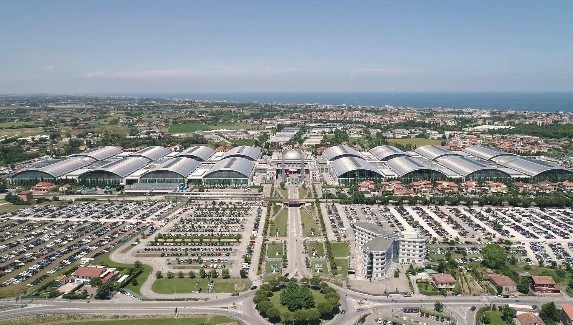 Panoramica dei padiglioni del Sigep con alcuni dei parcheggi in primo piano