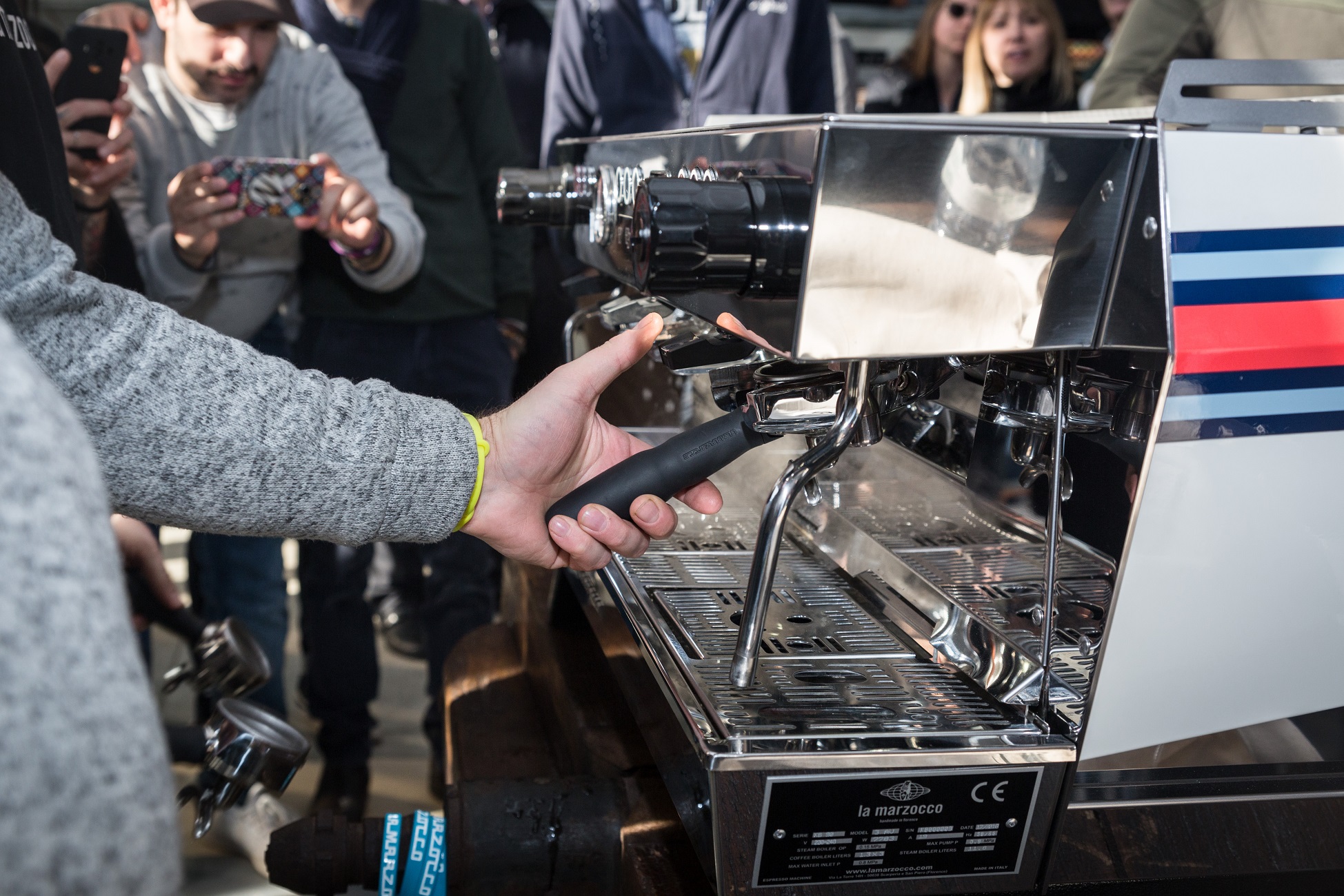 Un barista dimostra il funzionamento della KB90 evidenziandone l'ergonomia