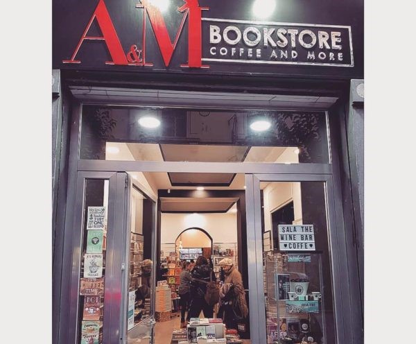 L'entrata dell'A&M Bookstore di Napoli