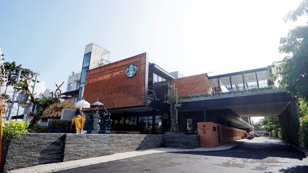 Starbucks Coffee Sanctuary Bali La facciata dell'edificio, con il gioco di mattoni rossi, che ricrea l'illusione delle onde del mare