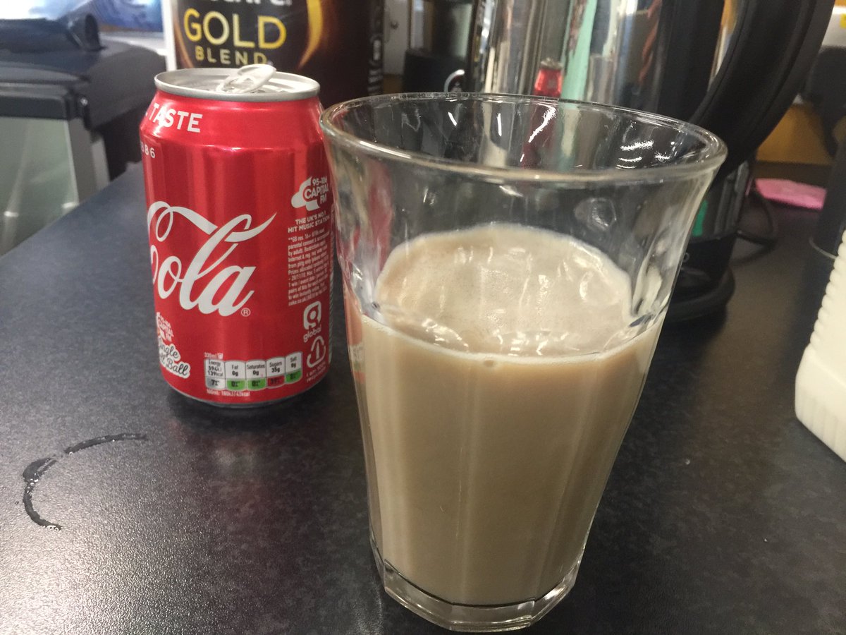 cappuccino frizzante Una foto della strana bevanda, fatta con il latte e la Coca-Cola, twittata dall'umorista James Felton
