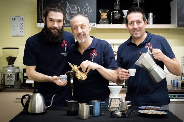 Gabriele Cortopassi (secondo da sinistra) e Simone Celli (terzo) Project Manager e Trainer di Espresso Academy Gabriele Cortopassi (secondo da sinistra) e Simone Celli (terzo) Project Manager e Trainer di Espresso Academy