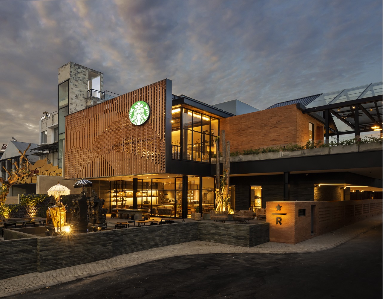 Una vista serale dell'esterno dello Starbucks Dewata Coffee Sanctuary di Bali