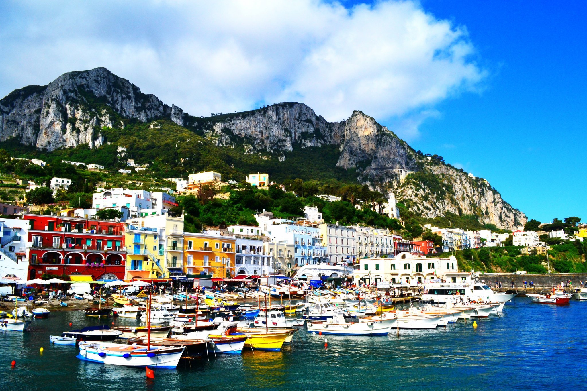 Capri capsule plastica bando Una suggestiva vista di Capri