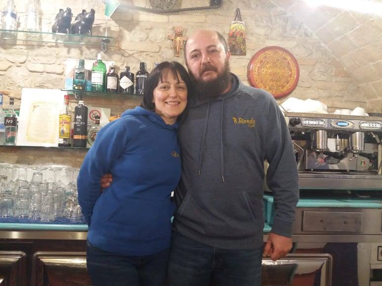 Biondo Caffè Il titolare del locale Biondo Tomeo con la moglie Luciana