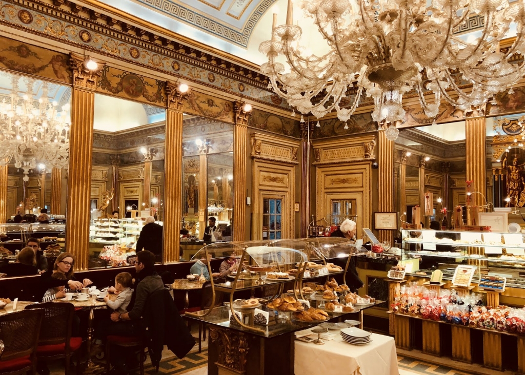 Gli eleganti interni del Caffè Mulassano a Torino