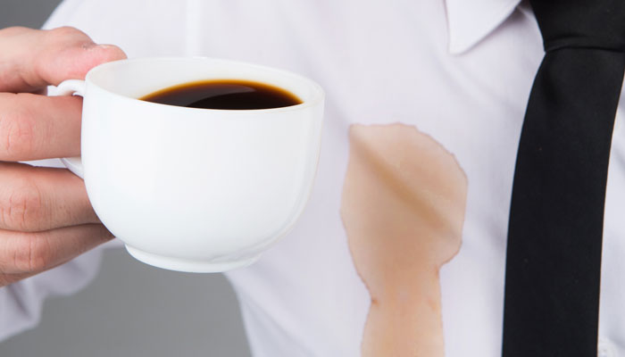 Le macchie di caffè sono tra le più difficili da togliere