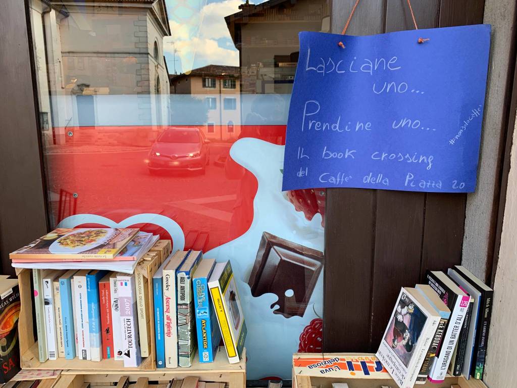 galliate cultura bookcrossing La vetrina del Caffè della Piazza di Galliate Lombardo che promuove il bookcrossing