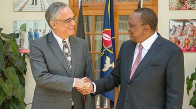 crisi dei prezzi Il direttore esecutivo Ico José Sette (a sinistra) con il presidente keniano Uhuru Kenyatta
