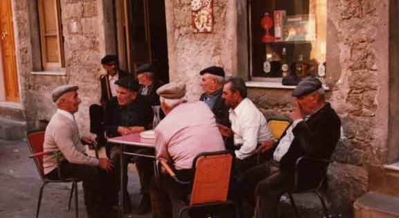 Bar di paese bar aperto Una vecchia immagine di un bar di paese