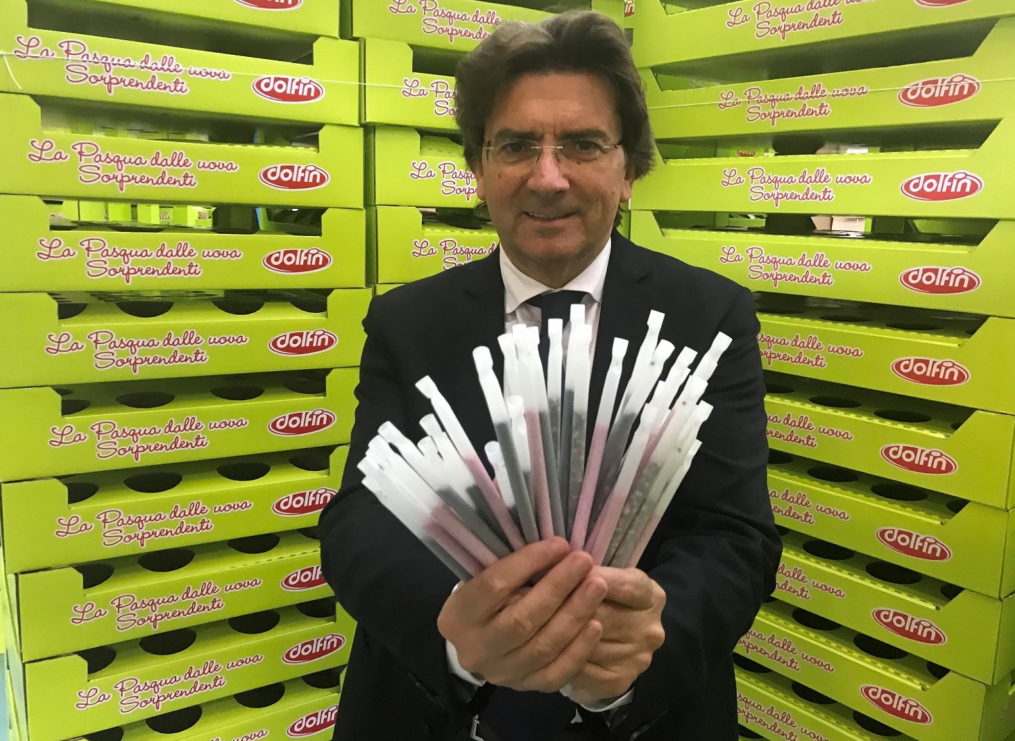 cannuccia plastic free Santi Finocchiaro, Presidente Dolfin Spa, mostra le-ecocannucce in mais delle Polaretti Magic Milk
