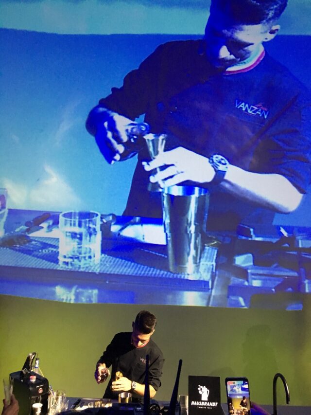 Hausbrandt Batman Una dimostrazione di Bruno Vanzan durante l'evento che si è svolto al Cinema Teatro Manzoni a Milano Hausbrandt Batman Una dimostrazione di Bruno Vanzan durante l'evento che si è svolto al Cinema Teatro Manzoni a Milano