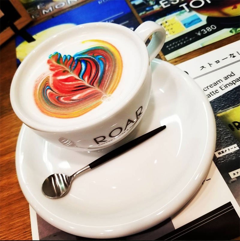 Roar latte art giappone Rainbow coffee: latte art policroma, con varie decorazioni color arcobaleno realizzate sulla schiuma